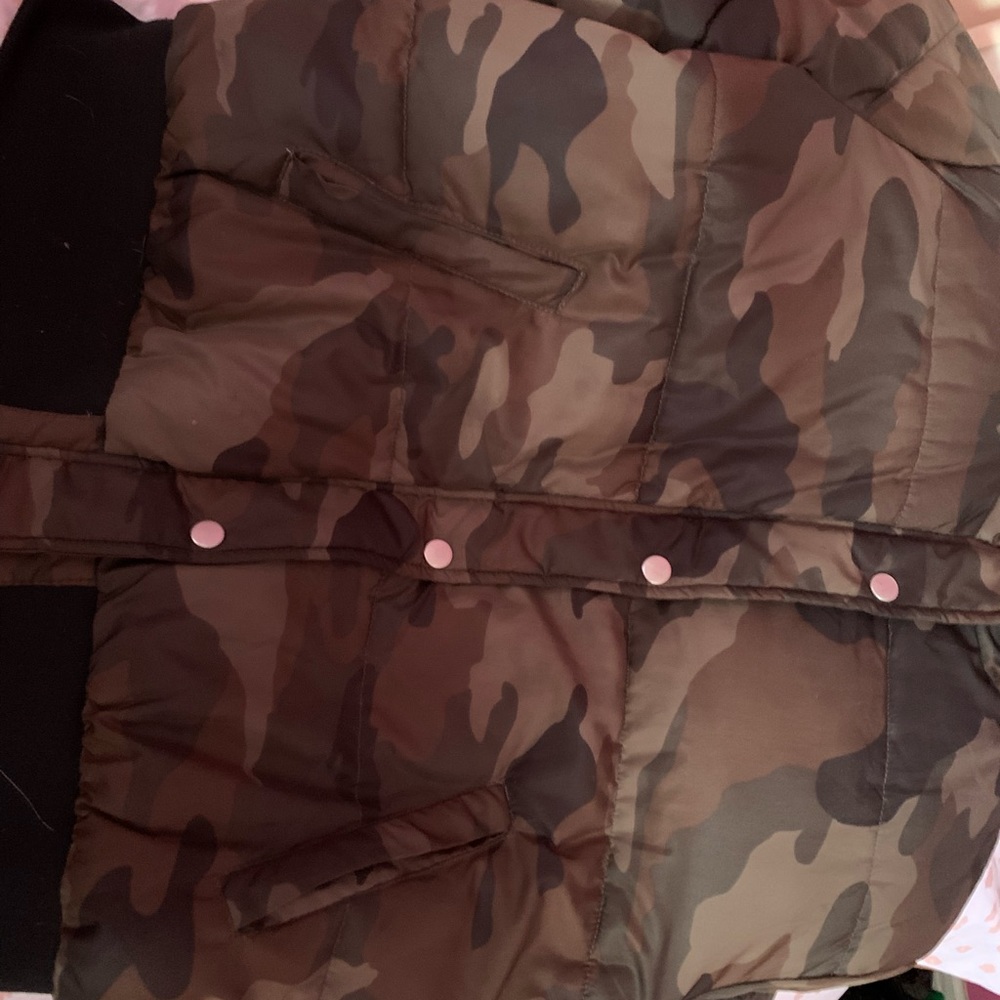 Army Green Puffer Coat (Trade Mark Est size large)